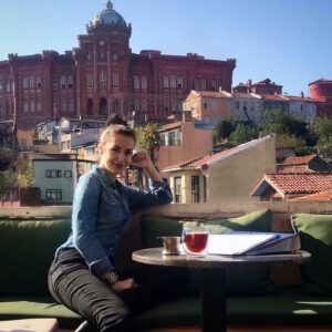 Gülşah Ertuğrul Instagram - Midday dessert with this beauty🧚🏻‍♀️ #middaybreak #littlechilly