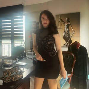 Gülşah Ertuğrul Instagram - Hukuk aşkı ve dehasıyla kardeşlerim ve bana ilham olan, ışığıyla yolumuzu aydınlatan kıymetli babacığım başta olmak üzere tüm meslektaşlarımın Avukatlar Günü kutlu olsun💐🙏🏼✨ Adaletin kuvvetli, kuvvetlinin de adil olması dileğiyle..