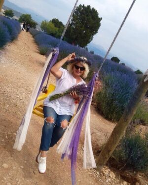 Gülşah Ertuğrul Instagram - Benim güzeller güzeli biricik meleğim., hayatımın anlamı; herseyim Annemm♥️Bugün o ahu gözlerin, o cennet gülüşün ayrıldı benden,,mis kokulum, en kıymetlim.. “ Ben hayatta en cok anne olmayı sevdim” derdin, bize anne sevgisinin en yücesini en güzelini bahşettin..biz dünyanın en şanslı çocuklarıydık, bugün dünyam durdu ama olduğun yerden beni yine ayağa kaldıracaksın biliyorum.. çünkü sen benim bahar gözlü meleğim, hiç sönmeyecek güneşimsin🙏🏼🌹..