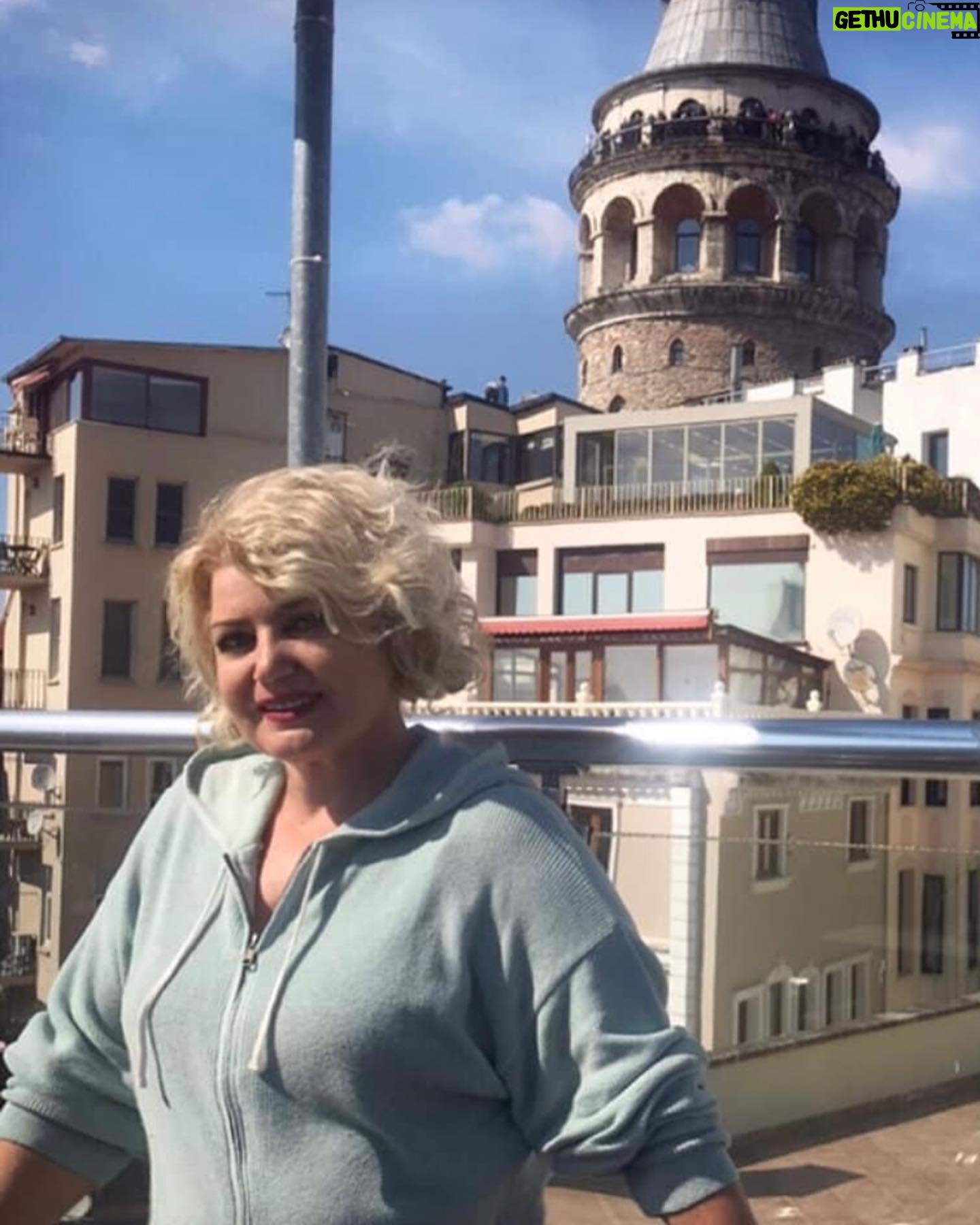 Gülşah Ertuğrul - 445 Likes - Benim güzeller güzeli biricik meleğim., hayatımın anlamı; herseyim Annemm♥️Bugün o ahu gözlerin, o cennet gülüşün ayrıldı benden,,mis kokulum, en kıymetlim.. “ Ben hayatta en cok anne olmayı sevdim” derdin, bize anne sevgisinin en yücesini en güzelini bahşettin..biz dünyanın en şanslı çocuklarıydık, bugün dünyam durdu ama olduğun yerden beni yine ayağa kaldıracaksın biliyorum.. çünkü sen benim bahar gözlü meleğim, hiç sönmeyecek güneşimsin🙏🏼🌹..
