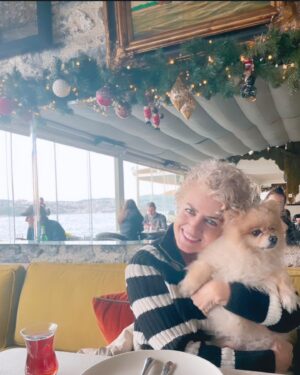Gülşah Ertuğrul Instagram - Benim güzeller güzeli biricik meleğim., hayatımın anlamı; herseyim Annemm♥️Bugün o ahu gözlerin, o cennet gülüşün ayrıldı benden,,mis kokulum, en kıymetlim.. “ Ben hayatta en cok anne olmayı sevdim” derdin, bize anne sevgisinin en yücesini en güzelini bahşettin..biz dünyanın en şanslı çocuklarıydık, bugün dünyam durdu ama olduğun yerden beni yine ayağa kaldıracaksın biliyorum.. çünkü sen benim bahar gözlü meleğim, hiç sönmeyecek güneşimsin🙏🏼🌹..