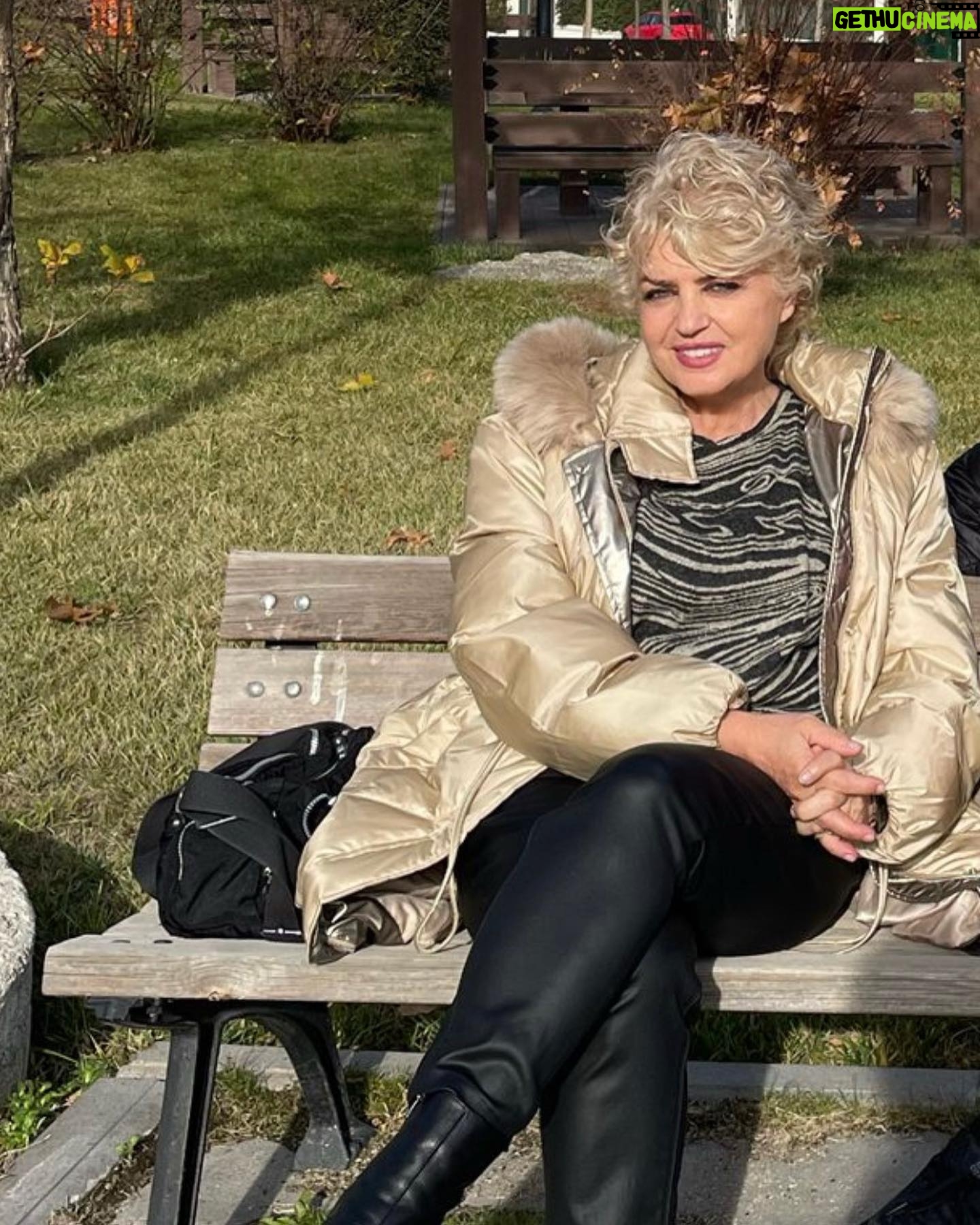 Gülşah Ertuğrul - 445 Likes - Benim güzeller güzeli biricik meleğim., hayatımın anlamı; herseyim Annemm♥️Bugün o ahu gözlerin, o cennet gülüşün ayrıldı benden,,mis kokulum, en kıymetlim.. “ Ben hayatta en cok anne olmayı sevdim” derdin, bize anne sevgisinin en yücesini en güzelini bahşettin..biz dünyanın en şanslı çocuklarıydık, bugün dünyam durdu ama olduğun yerden beni yine ayağa kaldıracaksın biliyorum.. çünkü sen benim bahar gözlü meleğim, hiç sönmeyecek güneşimsin🙏🏼🌹..