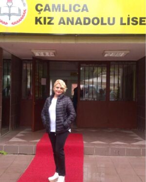 Gülşah Ertuğrul Instagram - Benim güzeller güzeli biricik meleğim., hayatımın anlamı; herseyim Annemm♥️Bugün o ahu gözlerin, o cennet gülüşün ayrıldı benden,,mis kokulum, en kıymetlim.. “ Ben hayatta en cok anne olmayı sevdim” derdin, bize anne sevgisinin en yücesini en güzelini bahşettin..biz dünyanın en şanslı çocuklarıydık, bugün dünyam durdu ama olduğun yerden beni yine ayağa kaldıracaksın biliyorum.. çünkü sen benim bahar gözlü meleğim, hiç sönmeyecek güneşimsin🙏🏼🌹..