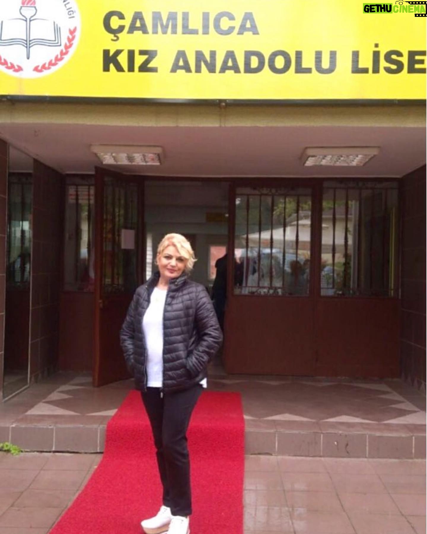 Gülşah Ertuğrul - 445 Likes - Benim güzeller güzeli biricik meleğim., hayatımın anlamı; herseyim Annemm♥️Bugün o ahu gözlerin, o cennet gülüşün ayrıldı benden,,mis kokulum, en kıymetlim.. “ Ben hayatta en cok anne olmayı sevdim” derdin, bize anne sevgisinin en yücesini en güzelini bahşettin..biz dünyanın en şanslı çocuklarıydık, bugün dünyam durdu ama olduğun yerden beni yine ayağa kaldıracaksın biliyorum.. çünkü sen benim bahar gözlü meleğim, hiç sönmeyecek güneşimsin🙏🏼🌹..