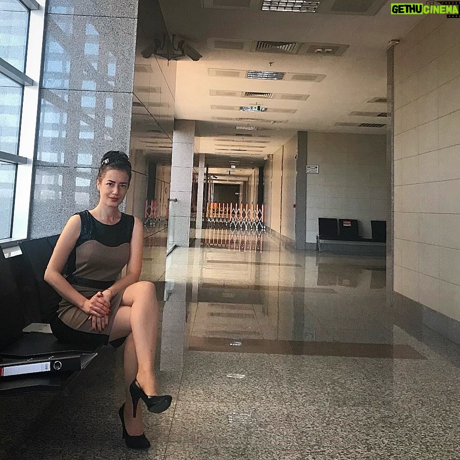 Gülşah Ertuğrul - 1K Likes - Mesleki dehasıyla yoluma ışık olan babamın nezdinde tüm meslektaşlarımın bu özel gününü kutlarım💫Savunma nın kendini savunmak zorunda kalmadığı daha aydınlık günlere⚖️ 📖.. #5nisanavukatlargünü
