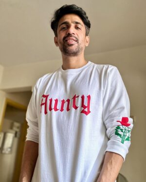 Gulshan Devaiah Instagram - “Auntyhero” 
Caption is my reply to @itsvijayvarma’s reply to my comment on his post.