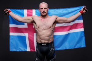 Gunnar Nelson Instagram - Thanks London for an amazing atmosphere at the O2 last weekend. 
Also i wanna thank my team and coaches @coach_kavanagh @unnarh @paradigmsports @hallinelson @mjolnirmma

All my training partners,
my family, my sponsors @robertwessman and all the fans for their support and their help. 
Although I go in the octagon alone it does not feel like that and it could not be done without any of you❤
 
And lastly i wanna give special thanks to my brother in arms Luka Jelčić for the countless training sessions leading up to this fight.

Feels great to be back🙏 👊❤