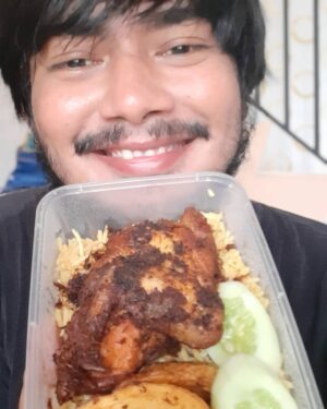 Guntara Hidayat Instagram - Oh iya buat kalian yg bingung mau makan apa atau bli dimana
Aq rekomendasiin makanan di sodara aq @syambelin 
Selain nasi briyani ada menu lain nya juga loch
Bisa go jek sekitar cibubur...cileungsi...ciracas...depok