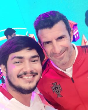Guntara Hidayat Instagram - Alhamdulillah dpt kesempatan bisa foto bareng salah satu legenda sepak bola @luis__figo