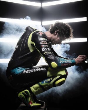 Guntara Hidayat Instagram - Nonton MOTOGP karna ini @valeyellow46 
klo dah pensiun bakal hilang seru nya
anak 90an pasti tau nih seru n tegangnya setiap nonton MOTOGP
yg ditunggu n bikin heboh ya @valeyellow46