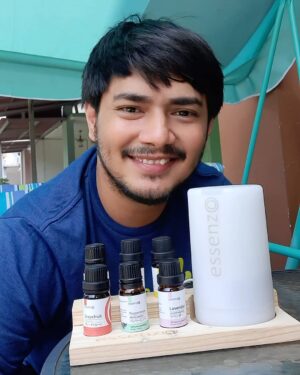 Guntara Hidayat Instagram - Belakangan ini aku sering kecapean,kurang tidur.bangun tidur badan pun jd ngak enak krn waktu tidur ku terganggu.Bermacam2 oil aromatherapi diluar sana.tp aku cocokny sm oil yg satu ini,essenzo oil ini macem2 variant dan macam2 manfaatnya.
Follow n ceki2 IG @naturalessenz 
Dan jangan lupa nanti bakal ada give away
