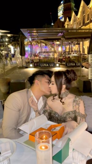 Guntur Triyoga Instagram - Selamat Ulang Tahun Istriku Tercinta❤️
Sedikit Surprise kecil, tak akan bisa membalas Segala apa yang telah di lakukan untuk Menemani, Merawatku, Melahirkan dan Membesarkan Anak-Anak kita❤️

Terimakasih untuk semua kesalahan yang engkau perbaiki,Setiap Mimpi yang kau buat menjadi KENYATAAN, semua CINTA yang ku temukan dalam Dirimu❤️