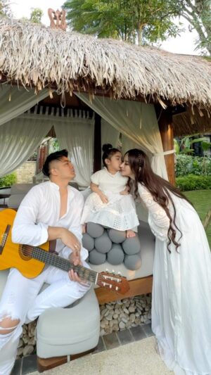 Guntur Triyoga Instagram - Keluarga Dalam Cinta❤️
Orang Tua Yang Bahagia, Anak-Anak Yang Bahagia, Istri Bahagia, HIDUP BAHAGIA.