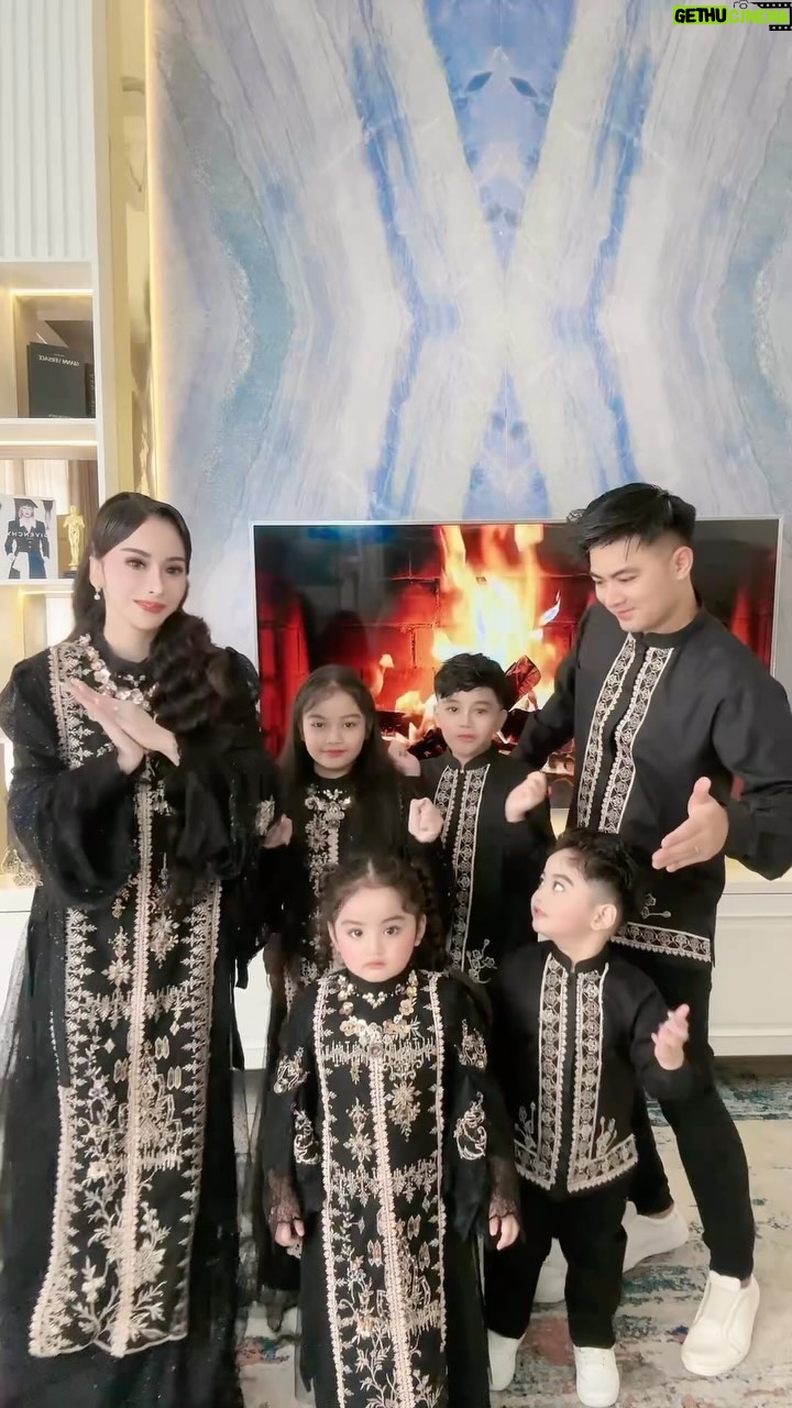 Guntur Triyoga - 117.6K Likes - Selamat Hari Raya Idul Adha 1445H ♥️
#allahummabarik #familygoals