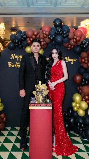 Guntur Triyoga Instagram - Video Sebelumnya Terhapus Instagram 🙏🏻
Selamat Ulang Tahun Suamiku Tercinta ❤️
Terimakasih Staff Beserta Dokter @aleshabeautycentre.id Atas Kejutan Manis ini ❤️