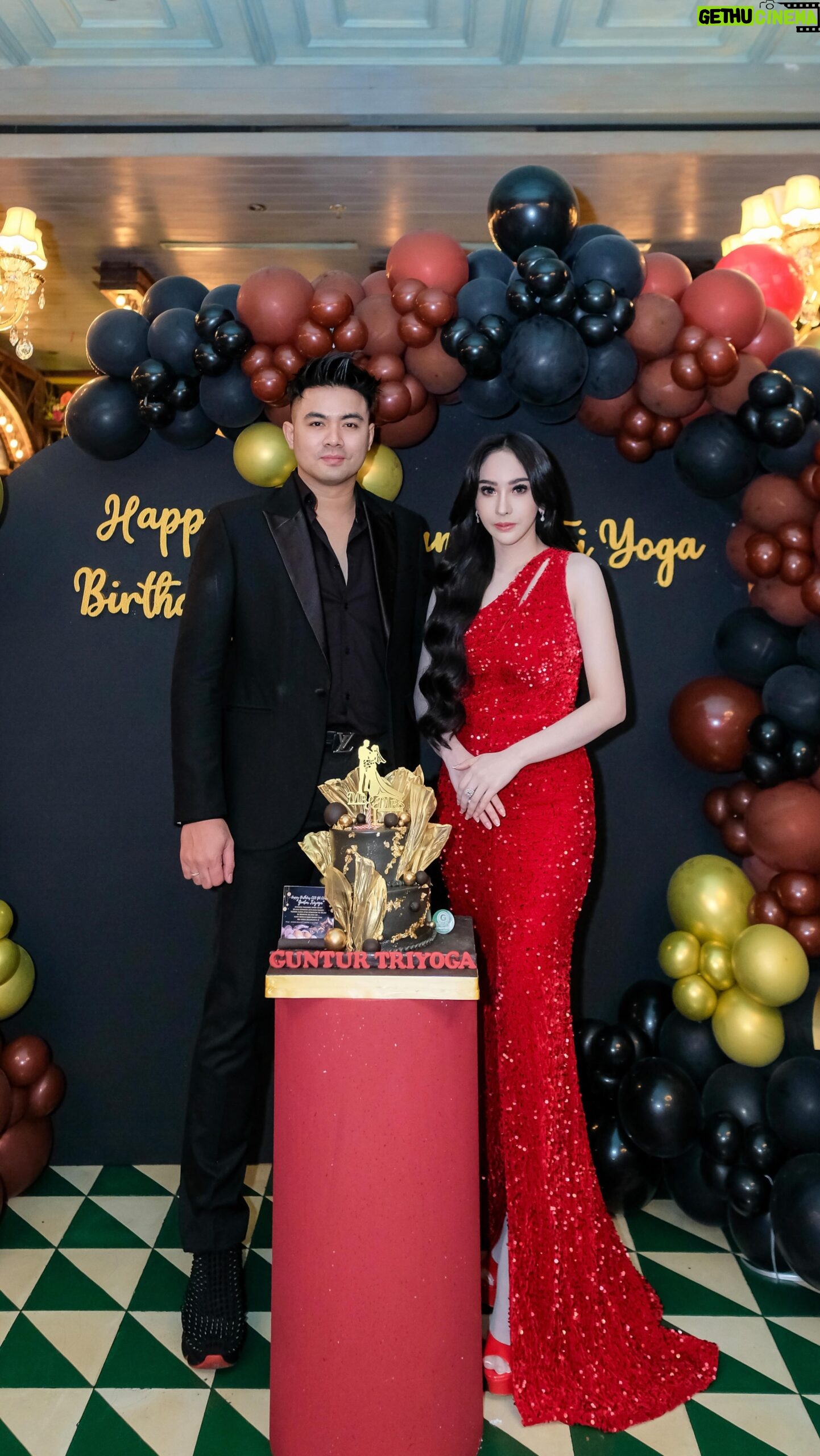 Guntur Triyoga - 131.3K Likes - Video Sebelumnya Terhapus Instagram 🙏🏻
Selamat Ulang Tahun Suamiku Tercinta ❤️
Terimakasih Staff Beserta Dokter @aleshabeautycentre.id Atas Kejutan Manis ini ❤️