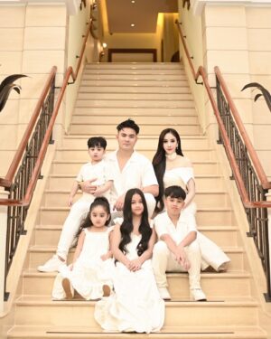 Guntur Triyoga Instagram - I am Blessed To Have So Many Great Things In My Life, Family, Works And God (Allah SWT) 🤍 
#happyfamily #allahummabarik