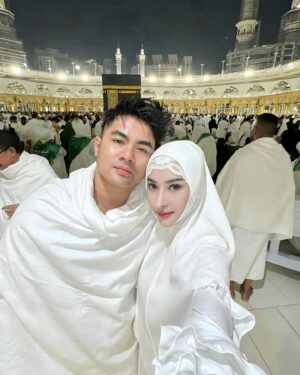 Guntur Triyoga Instagram - Ya Allah SWT, Terimakasih Atas Segala Anugrah Yang Engkau Limpahkan Terhadap Kami, Jagalah Rumah Tangga Kami Dan Jagalah Anak-Anak Kami 🤍

Terimakasih Telah Memberikan Istri Yang Sangat Sempurna Di Mataku, Tak Akan Ku Biarkan Dia Merasa Tersaingi Dengan Wanita Manapun.
Wangi Parfumnya, Cara Berpakaiannya, Senyum Manisnya, Cara Dia Menatapku, Postur Tubuhnya, Cara Dia Menjelaskan Sesuatu, Suara Saat Memanggil Namaku, Sifatnya Yang Lembut Tetapi Tetap Tegas.
Kami Senantiasa Melihat Satu Sama Lain Dalam Kebaikan Dan Jiwa Yang Selalu Penuh Syukur @aprisdevita 🤍
Terimakasih Ya Allah Ya Rabb 😇 #allahummabarik #husbandandwife #gunturtriyoga #aprisdevita