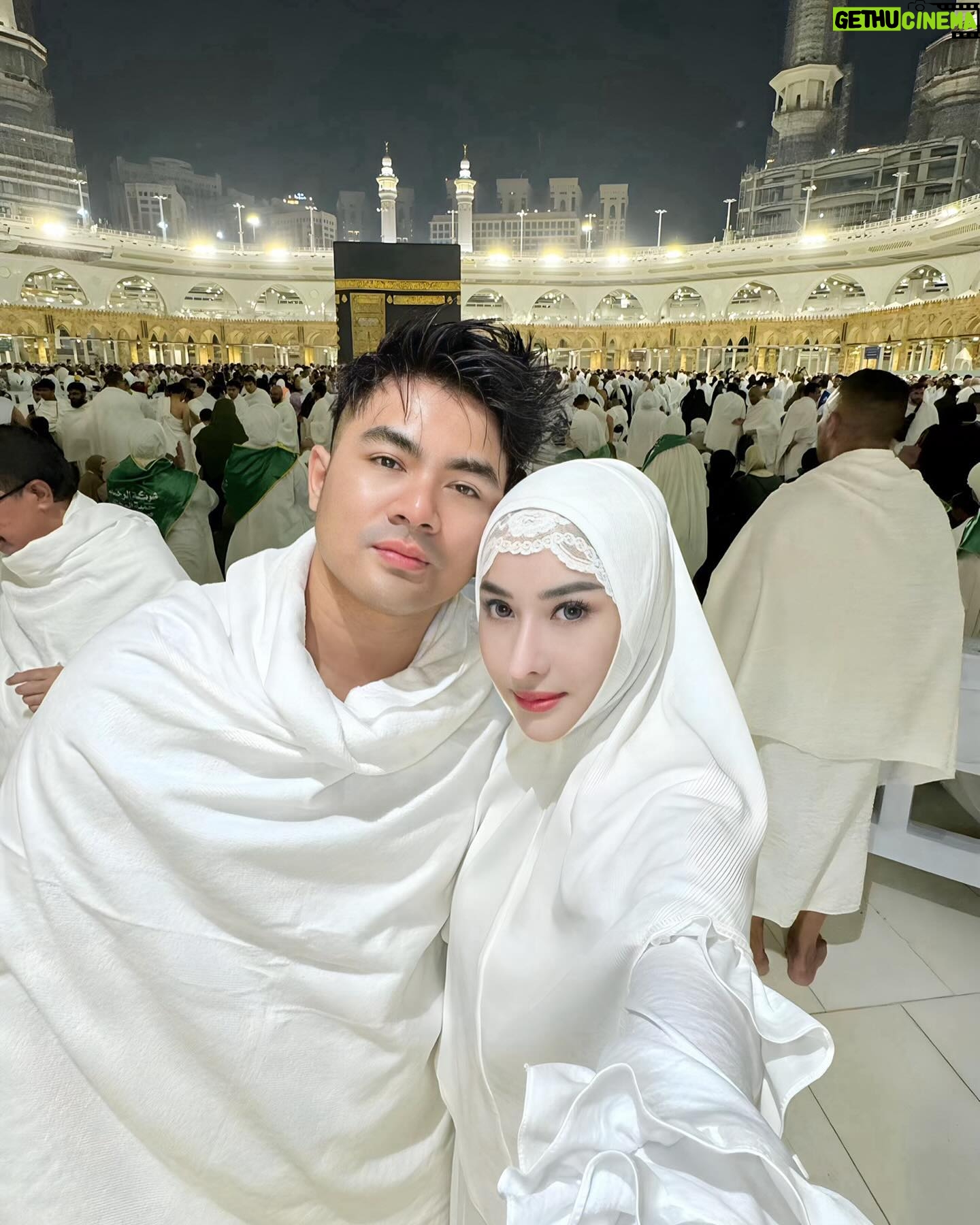 Guntur Triyoga - 152K Likes - Ya Allah SWT, Terimakasih Atas Segala Anugrah Yang Engkau Limpahkan Terhadap Kami, Jagalah Rumah Tangga Kami Dan Jagalah Anak-Anak Kami 🤍
Terimakasih Telah Memberikan Istri Yang Sangat Sempurna Di Mataku, Tak Akan Ku Biarkan Dia Merasa Tersaingi Dengan Wanita Manapun.
Wangi Parfumnya, Cara Berpakaiannya, Senyum Manisnya, Cara Dia Menatapku, Postur Tubuhnya, Cara Dia Menjelaskan Sesuatu, Suara Saat Memanggil Namaku, Sifatnya Yang Lembut Tetapi Tetap Tegas.
Kami Senantiasa Melihat Satu Sama Lain Dalam Kebaikan Dan Jiwa Yang Selalu Penuh Syukur @aprisdevita 🤍
Terimakasih Ya Allah Ya Rabb 😇 #allahummabarik #husbandandwife #gunturtriyoga #aprisdevita