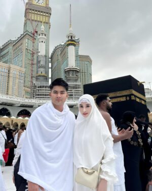 Guntur Triyoga Instagram - Ya Allah SWT, Terimakasih Atas Segala Anugrah Yang Engkau Limpahkan Terhadap Kami, Jagalah Rumah Tangga Kami Dan Jagalah Anak-Anak Kami 🤍

Terimakasih Telah Memberikan Istri Yang Sangat Sempurna Di Mataku, Tak Akan Ku Biarkan Dia Merasa Tersaingi Dengan Wanita Manapun.
Wangi Parfumnya, Cara Berpakaiannya, Senyum Manisnya, Cara Dia Menatapku, Postur Tubuhnya, Cara Dia Menjelaskan Sesuatu, Suara Saat Memanggil Namaku, Sifatnya Yang Lembut Tetapi Tetap Tegas.
Kami Senantiasa Melihat Satu Sama Lain Dalam Kebaikan Dan Jiwa Yang Selalu Penuh Syukur @aprisdevita 🤍
Terimakasih Ya Allah Ya Rabb 😇 #allahummabarik #husbandandwife #gunturtriyoga #aprisdevita