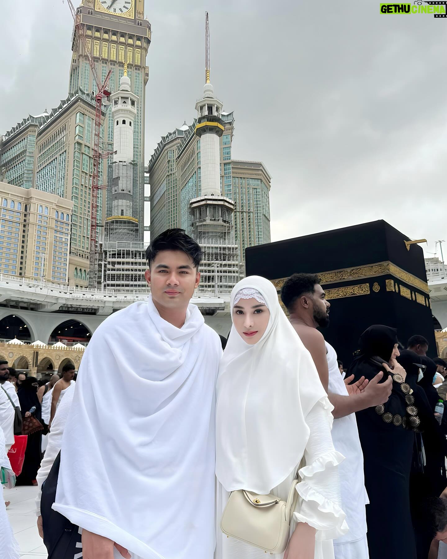 Guntur Triyoga - 152K Likes - Ya Allah SWT, Terimakasih Atas Segala Anugrah Yang Engkau Limpahkan Terhadap Kami, Jagalah Rumah Tangga Kami Dan Jagalah Anak-Anak Kami 🤍
Terimakasih Telah Memberikan Istri Yang Sangat Sempurna Di Mataku, Tak Akan Ku Biarkan Dia Merasa Tersaingi Dengan Wanita Manapun.
Wangi Parfumnya, Cara Berpakaiannya, Senyum Manisnya, Cara Dia Menatapku, Postur Tubuhnya, Cara Dia Menjelaskan Sesuatu, Suara Saat Memanggil Namaku, Sifatnya Yang Lembut Tetapi Tetap Tegas.
Kami Senantiasa Melihat Satu Sama Lain Dalam Kebaikan Dan Jiwa Yang Selalu Penuh Syukur @aprisdevita 🤍
Terimakasih Ya Allah Ya Rabb 😇 #allahummabarik #husbandandwife #gunturtriyoga #aprisdevita