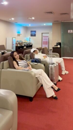 Guntur Triyoga Instagram - Tak Sengaja Melihat Video ini di Galeri, Ternyata Tak Sengaja Asistant Kami MemVideokan nya 🥹😊, Saat Orang Lain Terlelap, Kami Sudah Di AirPort, Kadang Kala Tidur Kami Hanya 2 Jam.
Tetapi Kami Tetap Bahagia Dan Semangat Mengejar Mimpi 🌜
Do’aku Semoga Impian Kalian Segara Datang. Aamiin ❤️