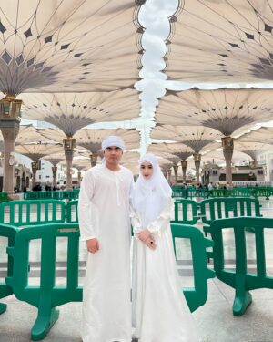 Guntur Triyoga Instagram - Ya Rasulullah, Kami Datang Karena Rindu, Tetapi Setelah Datang, Rindu Kami Bukan Terobati, Tetapi Rindu Itu Semakin Bertambah 🥹
Kami Izin Pamit Ke Mekkah Ya, Insaallah Kami Akan Segera Kembali, Giliran Sahabat-Sahabat Kami Yang Mengujungi Mu, Aamiin 🙏🏻