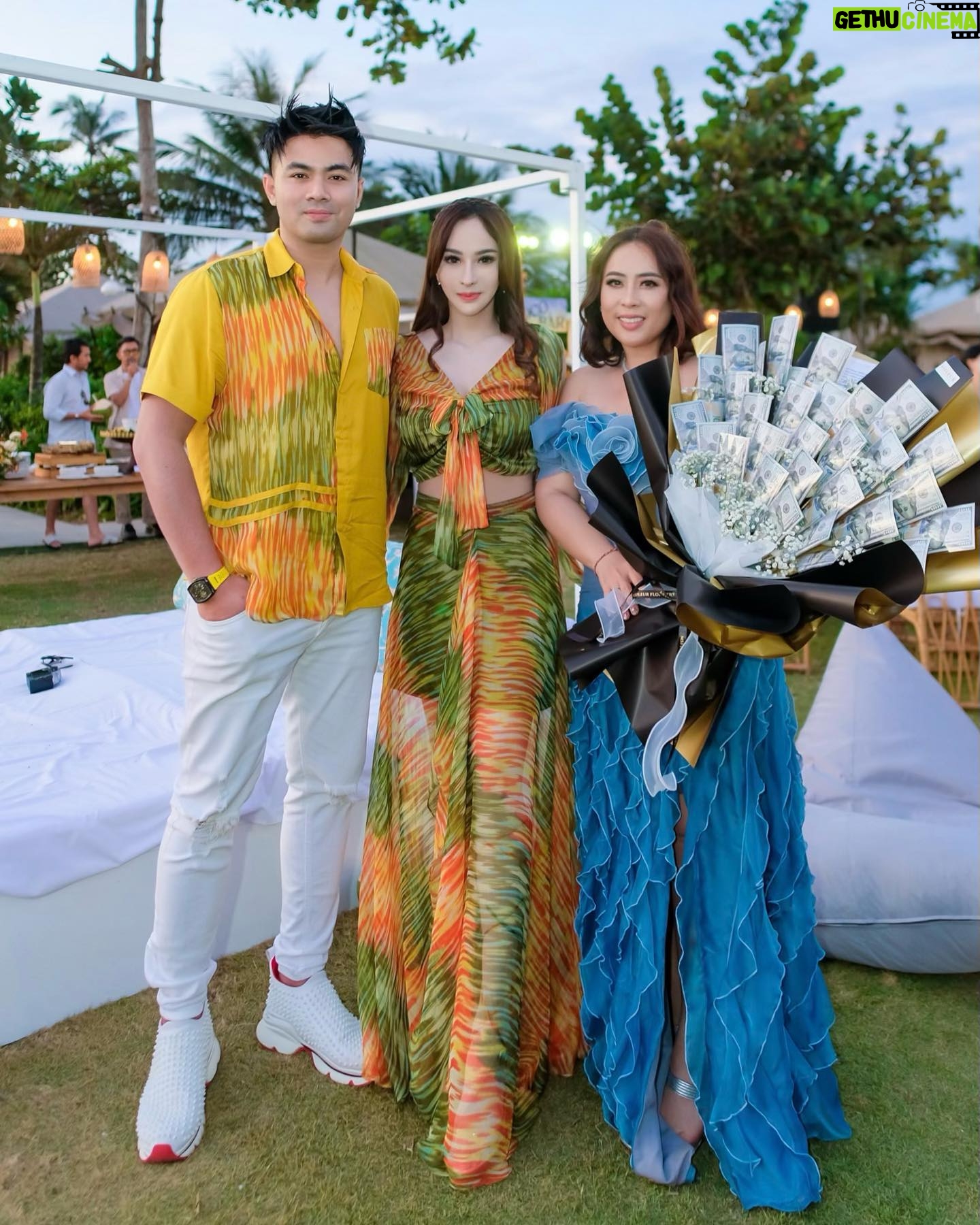 Guntur Triyoga - 114.6K Likes - Selamat Ulang Tahun Dear @maharanikemala Terkasih, Selamat Hari Jadi Pernikahan yang Ke 10 Tahun, Do'aku Semoga Ka Rani & Ajik Selalu Penuh Kebahagiaan, Sejak Mengenalmu 7 Tahun Lalu, Kamu Tetap Sama, Selalu Penuh Senyuman Dan Menebar Kebaikan Bagi Sesama.
Kami Semua Mencintaimu 💕