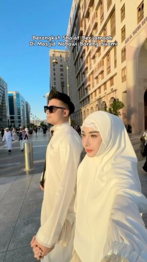 Guntur Triyoga Instagram - Indahnya, Allahuma Barik 🤍

صلاة في مسجدي أفضل من ألف صلاة فيما سواه من المساجد إلا مسجد مكة

Artinya: "Salat di masjidku (Masjid Nabawi) ini lebih baik daripada 1000 salat yang dikerjakan di masjid lain, kecuali Masjidil Haram." (HR Bukhari dan Muslim).
#husbandandwife #madinah