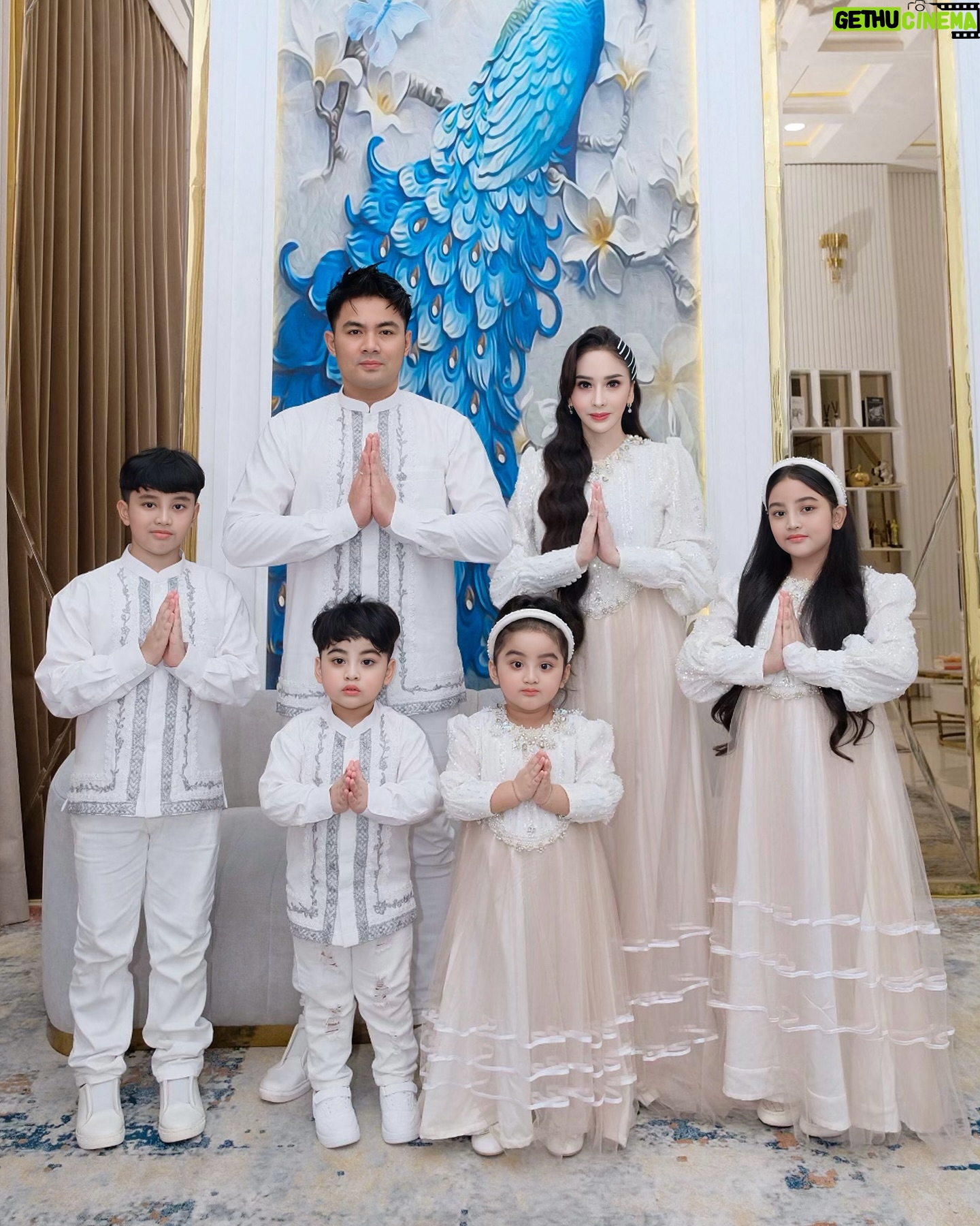 Guntur Triyoga - 317.5K Likes - Kemenangan Ramadhan Menyertai Hati Dan Jiwa Yang Bersih.
Selamat Hari Raya Idul Fitri 1445 H
Mohon Maaf Lahir Dan Batin Untuk Seluruh Sahabat Terkasih 💕
#allahumabarik #familygoals