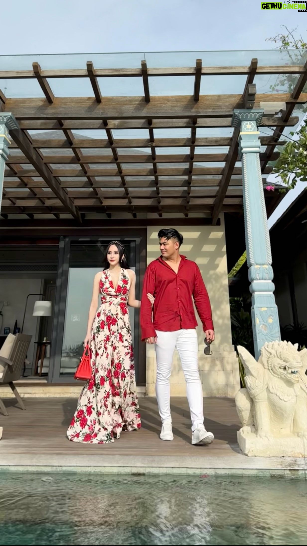 Guntur Triyoga - 114.8K Likes - Menikmati Setiap Pemadangan Yang Indah Dan Udara Yang Segar Dengan Penuh Syukur 🌴♥️
Thank you for being such an Amazing Resort @jumeirahbali
Dress by @prisloved.id
#jumeirah #jumeirahbali