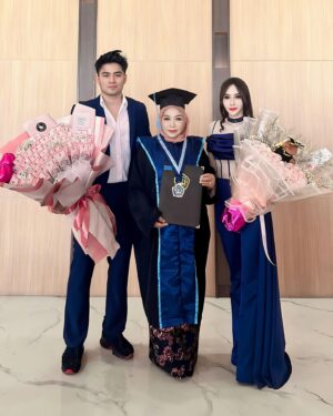 Guntur Triyoga Instagram - Selamat Wisuda dan Selamat Atas Gelar Barunya Mamah ku Terkasih, Semoga Dapat Terus Bermanfaat Bagi Sesama 🎉🎓

Tak ada Keburukan yang Kau Tanamkan Pada Putrimu ini, Kami Menyayangimu 🩷