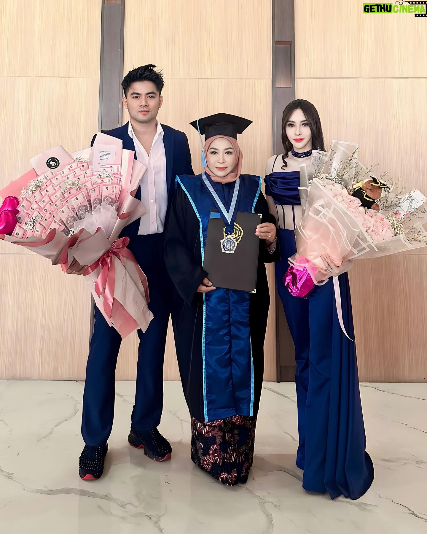 Guntur Triyoga - 126.4K Likes - Selamat Wisuda dan Selamat Atas Gelar Barunya Mamah ku Terkasih, Semoga Dapat Terus Bermanfaat Bagi Sesama 🎉🎓
Tak ada Keburukan yang Kau Tanamkan Pada Putrimu ini, Kami Menyayangimu 🩷