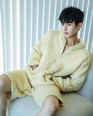 Guo Junchen Instagram - Will you choose me? 😋