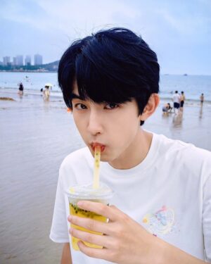 Guo Junchen Instagram - Catching some rays, some waves and some favs.