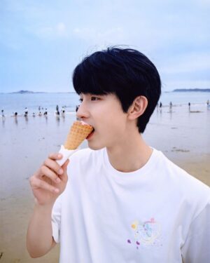 Guo Junchen Instagram - Catching some rays, some waves and some favs.