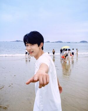 Guo Junchen Instagram - Catching some rays, some waves and some favs.