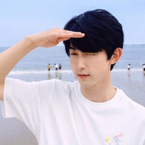 Guo Junchen Instagram - Catching some rays, some waves and some favs.