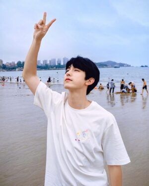 Guo Junchen Instagram - Catching some rays, some waves and some favs.