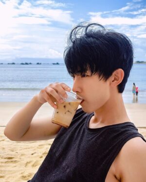 Guo Junchen Instagram - Hello July ✌🏻