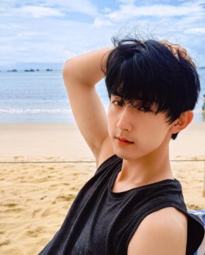 Guo Junchen Instagram - Hello July ✌🏻