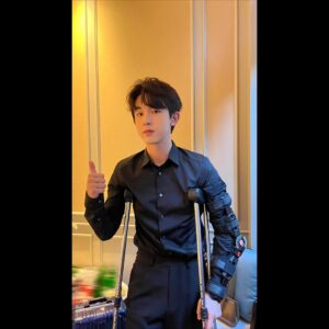 Guo Junchen Instagram - 开工 都是宝贵的经历 郭俊辰限定皮肤仅此一套🩼🩼🦽 ​​​