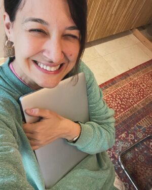 Gupse Özay Instagram - Üç sinema filmi, bir animasyon dizisi, bir komedi dizisi yazdığım emektar, savaşçı, dünya tatlısı laptopum... Artık biraz yoruldun ama seni çok seviyorum... (Anneler günü hediyesi için falan yazmıyorum arkadaşlar saçmalamayın...)