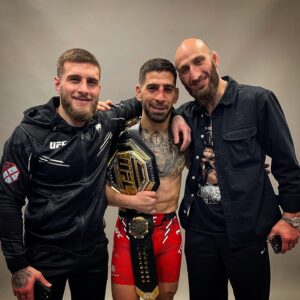 Guram Kutateladze Instagram - მადლობა ღმერთს. 
First Georgian Undefeated Undisputed UFC Champion of the World @iliatopuria !
@aleksandre_topuria