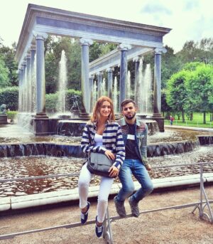 Guram Narmania Instagram - Съездили с сестрой в Петергоф. Культурная программа продолжается)
#гурамгрузин #rakamakafo