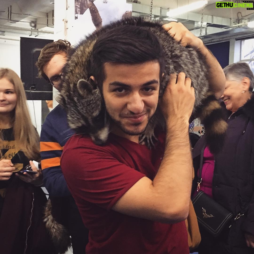 Guram Narmania - 8.8K Likes - Купил шарф на зиму. Царапает кожу, сука! У него даже свой инстаграм есть @raccoon_neuer )
#гурамгрузин #rakamakafo