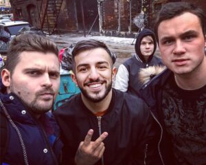 Guram Narmania Instagram - Я, Коля, Максим и какой-то парень на Версусе Ларина и Хованского. 
#гурамгрузин #rakamakafo #versus