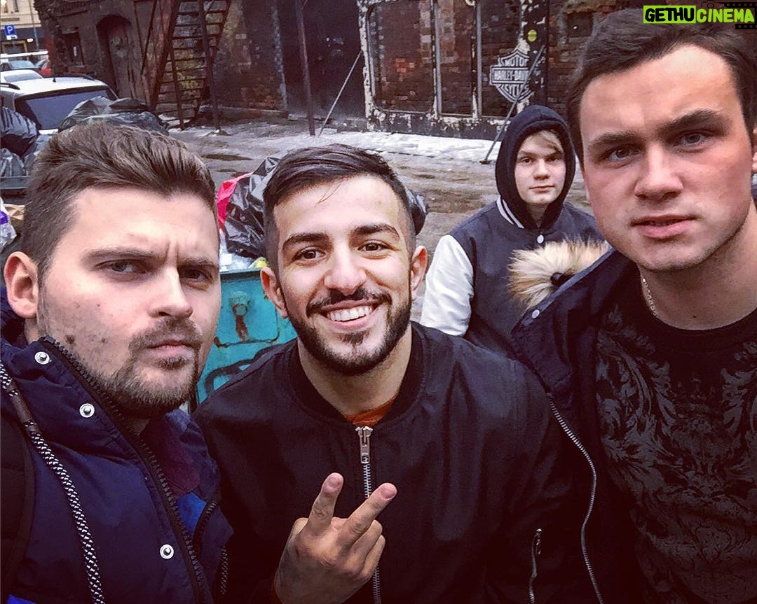 Guram Narmania - 7.2K Likes - Я, Коля, Максим и какой-то парень на Версусе Ларина и Хованского.
#гурамгрузин #rakamakafo #versus