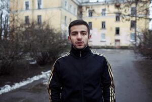 Guram Narmania Instagram - Никогда не был на Канонерском острове до съёмок этого видео. Совсем другая сторона Петербурга. Серые районы я видел и до этого, но это не сравнится ни с чем.

Фото by @foto_boroda 
#гурамгрузин #rakamakafo