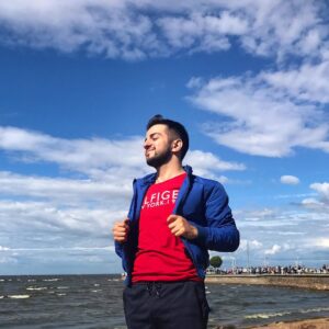 Guram Narmania Instagram - Вот так мы загораем в Петербурге - курточка, штанишки и "легкий" летний бриз. Унюхал что-то качественное - скоро "Команда Э" грядёт! 
#гурамгрузин #rakamakafo #кликклак
